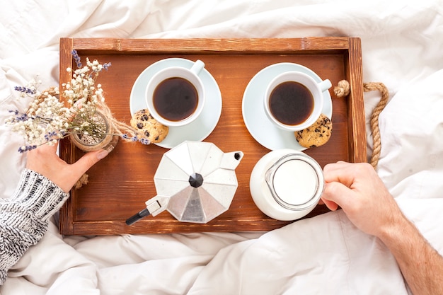 Foto gratuita desayuno en la cama