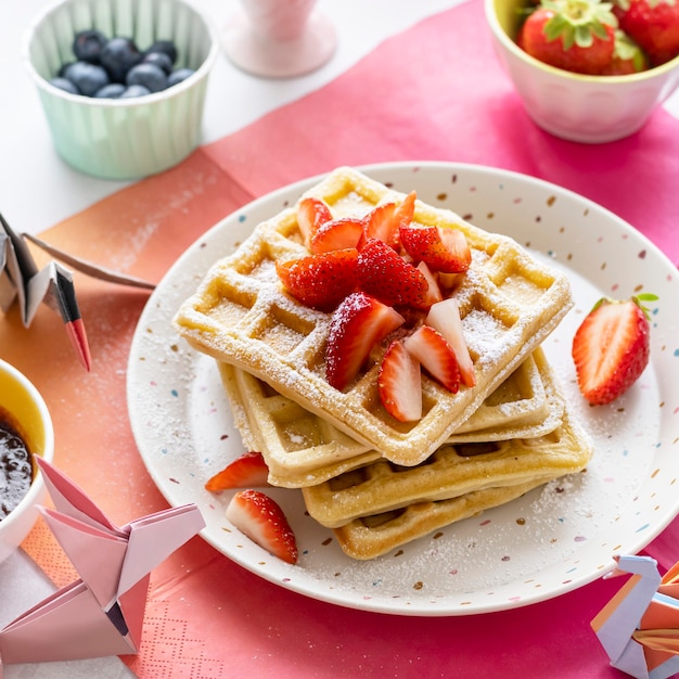 Foto gratuita desayuno casero de gofres de fresa, para niños