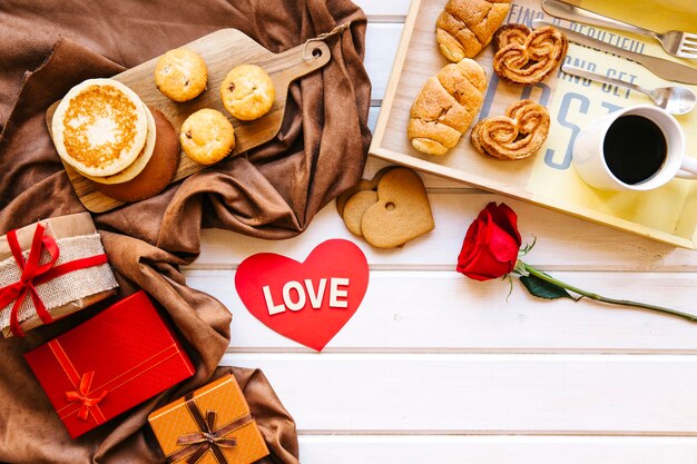 Desayuno cerca de regalos de San Valentín