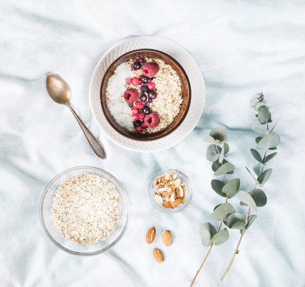 Desayuno con cereales en la cama