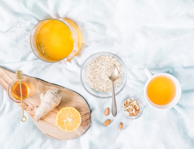 Desayuno con cereales en la cama