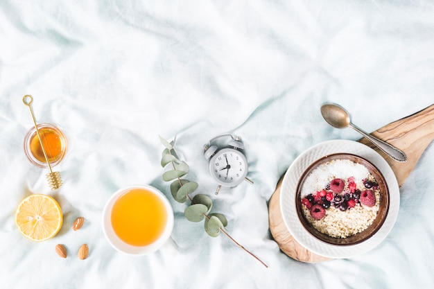 Desayuno con cereales en la cama