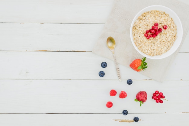 Desayuno con cereales y fresas