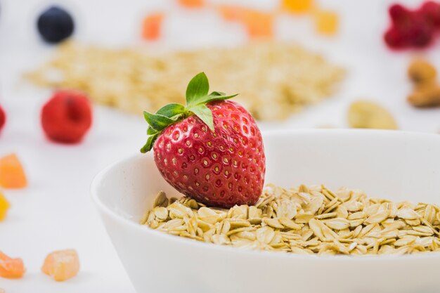 Desayuno con cereales y fresas