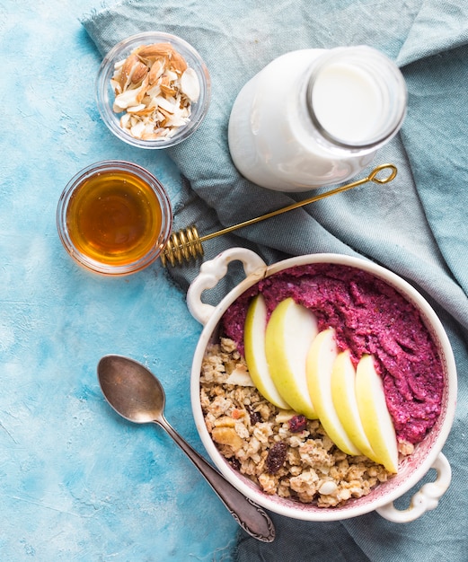 Desayuno con cereales y frutas