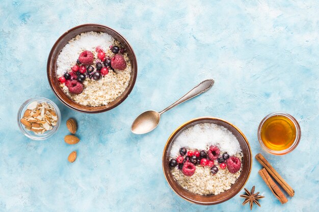 Desayuno con cereales y frutas