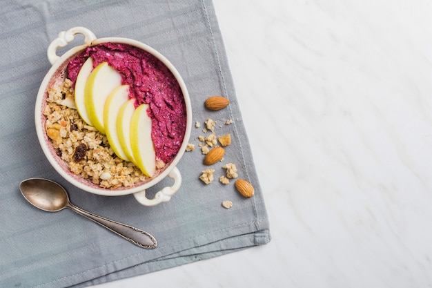 Desayuno con cereales y frutas