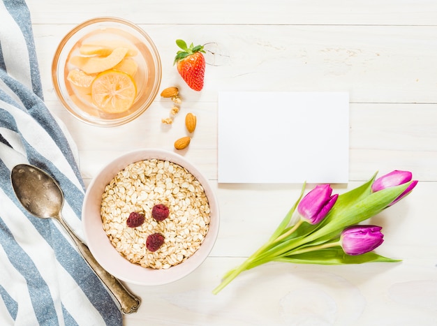 Foto gratuita desayuno con cereales y frutas