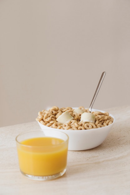 Foto gratuita desayuno con cereales y zumo de naranja