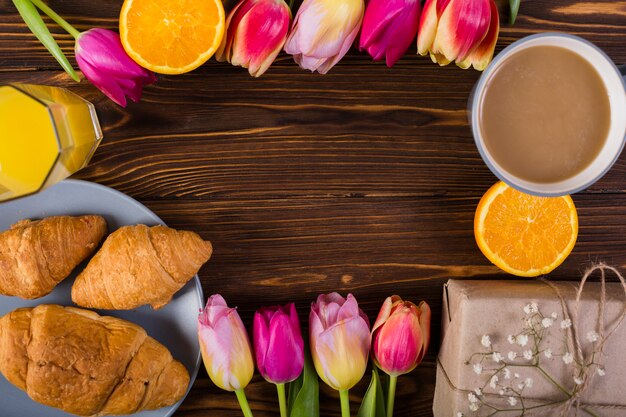 Desayuno clásico decorado con flores.