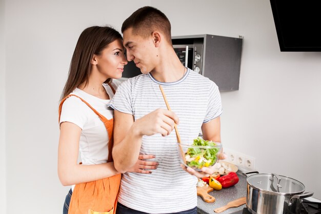 Desayuno cocinero adulto ocasional hermosos