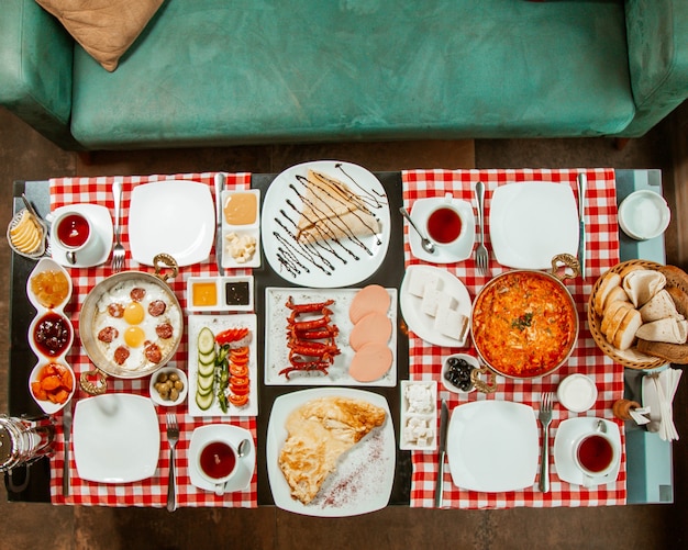 desayuno con comida variada