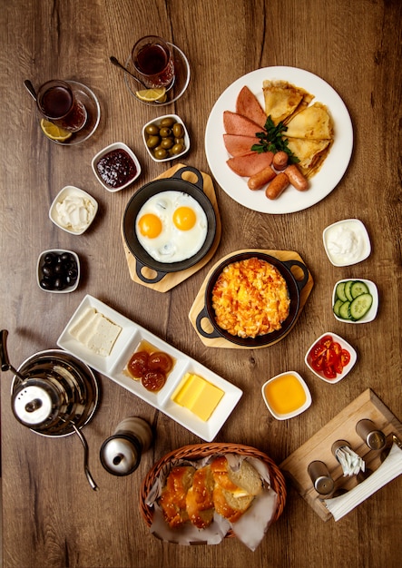 Desayuno con comida variada