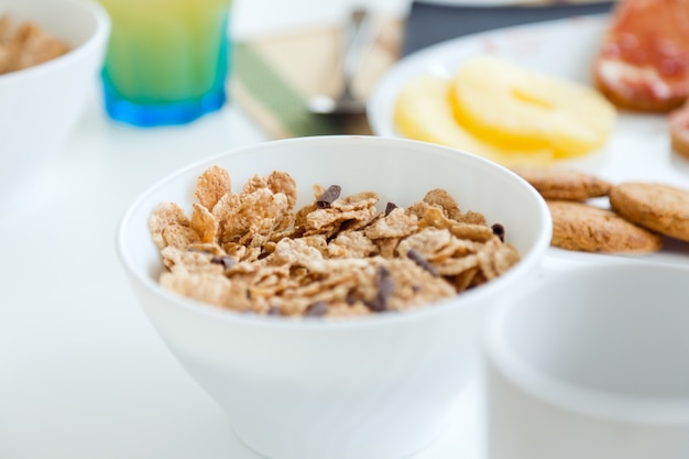 Foto gratuita desayuno continental con croissants, zumo de naranja y café.