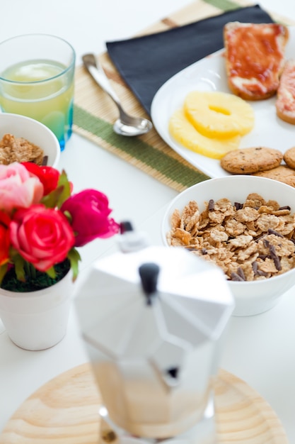 Foto gratuita desayuno continental con croissants, zumo de naranja y café.