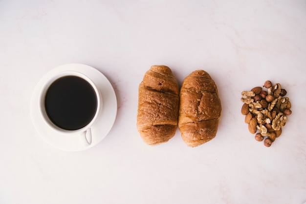 Desayuno croissant y café vista superior