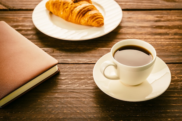 Desayuno de croissant y café