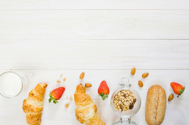 Desayuno con croissant y frutas