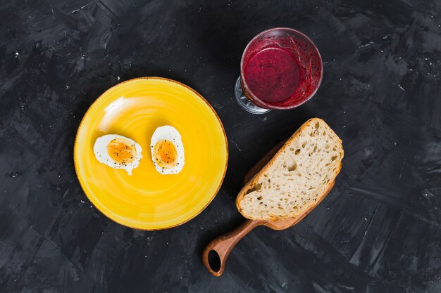 Desayuno con croissant y huevo cocido