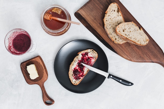 Foto gratuita desayuno con croissant y mermelada