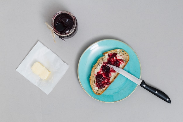 Desayuno con croissant y mermelada