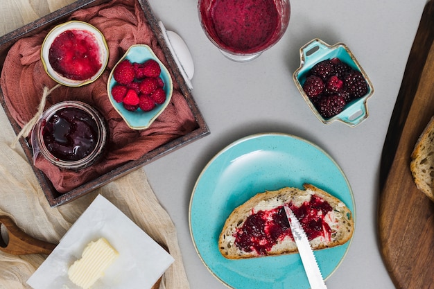 Desayuno con croissant y mermelada