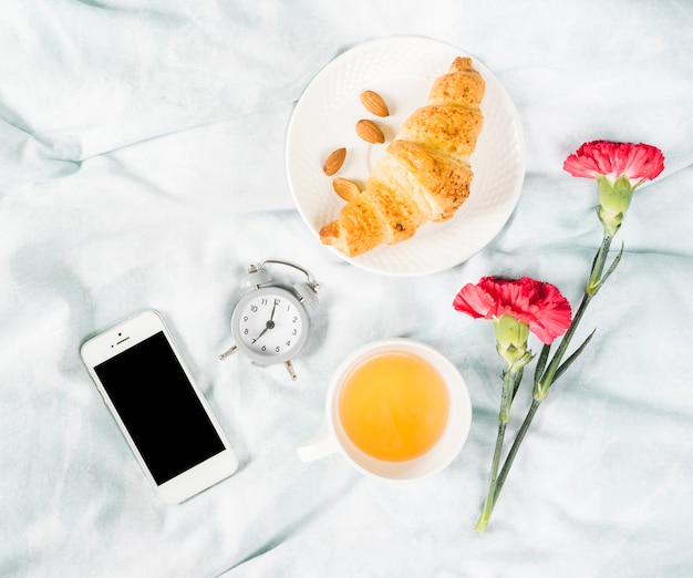 Foto gratuita desayuno con croissant y taza de té