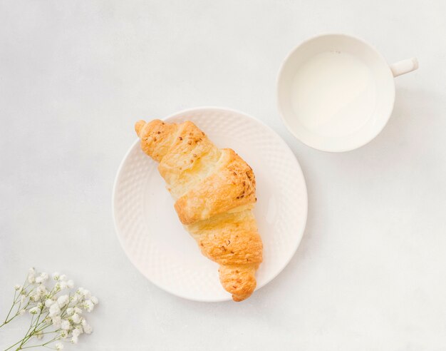 Desayuno con croissant