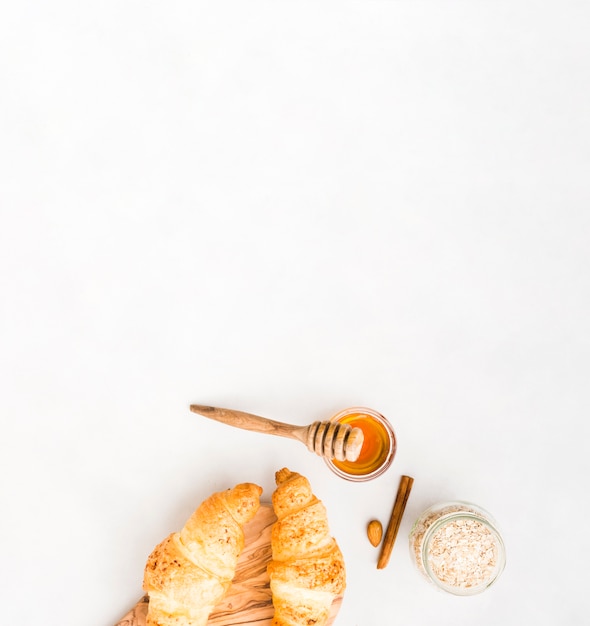 Foto gratuita desayuno con croissant