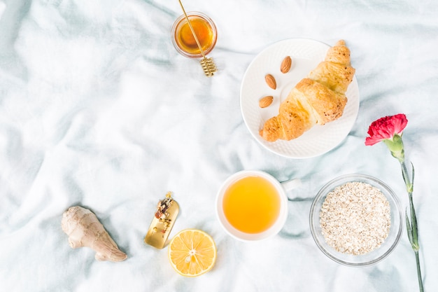 Desayuno con croissant