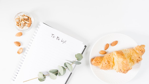 Foto gratuita desayuno con croissant