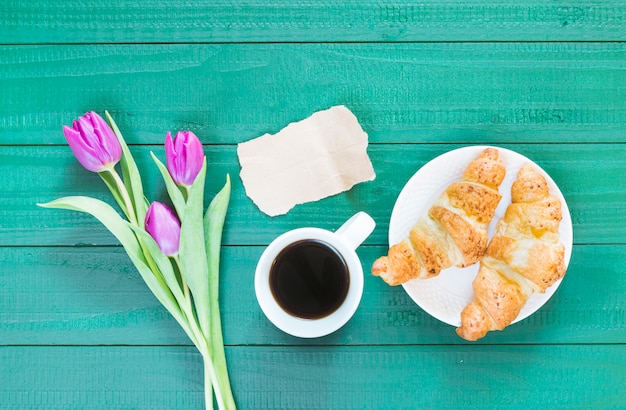 Desayuno con croissant