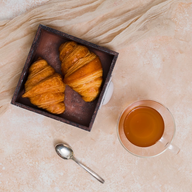 Foto gratuita desayuno con croissant