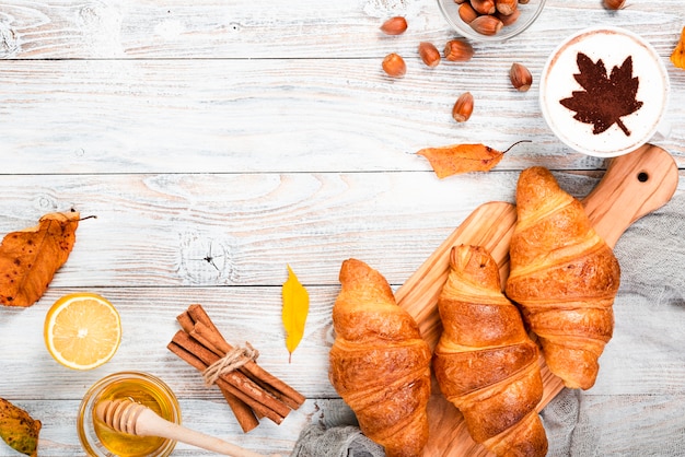 Desayuno de croissants con copia espacio.