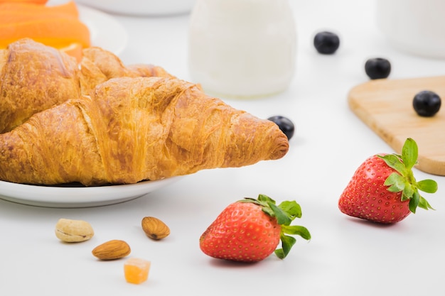 Desayuno con croissants y frutas