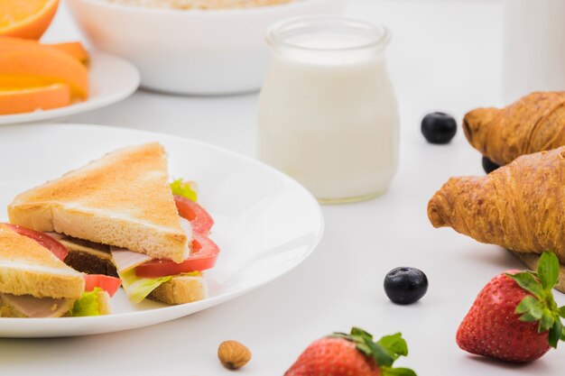 Desayuno con croissants y frutas