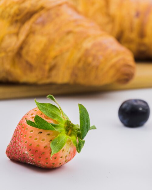 Desayuno con croissants y frutas