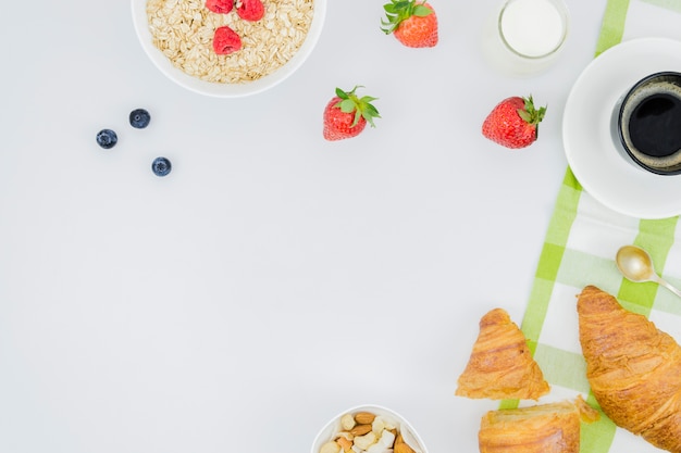 Foto gratuita desayuno con croissants y frutas