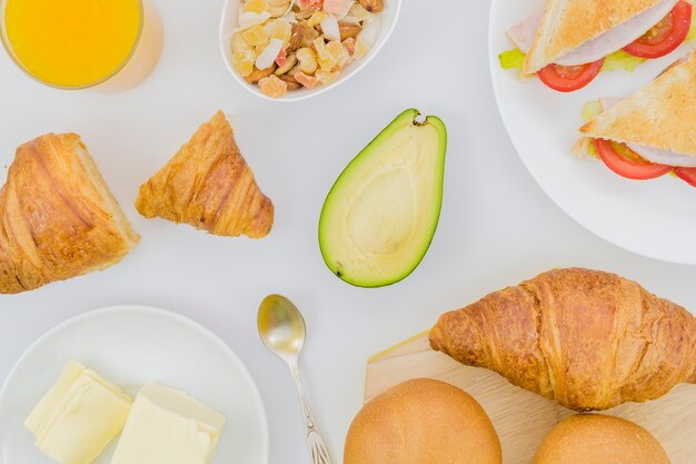 Desayuno con croissants y frutas