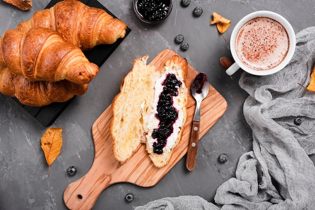 Desayuno con croissants, mermelada y café.