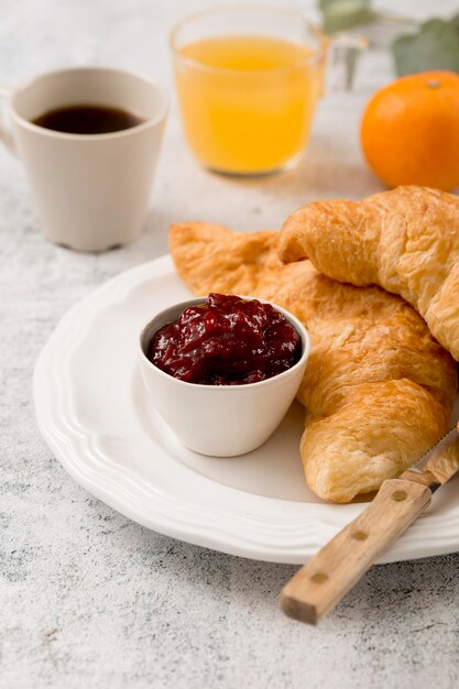 Desayuno de cruasanes y mermelada casera orgánica.