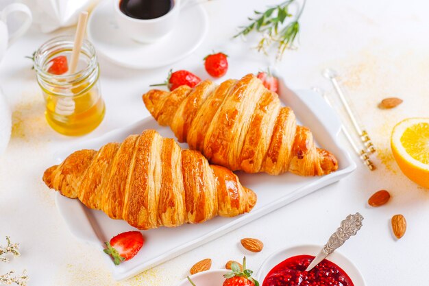 Desayuno con cruasanes recién hechos y una taza de café negro.