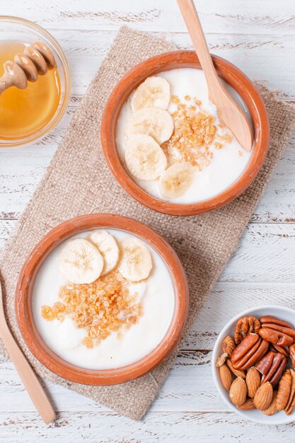 Desayuno delicioso cuencos sobre la mesa