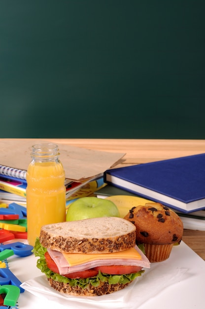 Foto gratuita desayuno delicioso junto a a algunos libros de texto