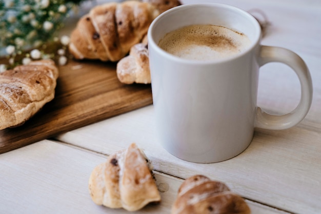 Desayuno elegante con café y croissants