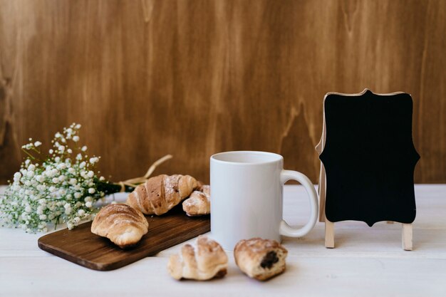 Desayuno elegante con insignia