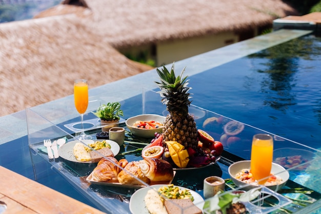 Desayuno flotante en la increíble villa del hotel en la piscina azul