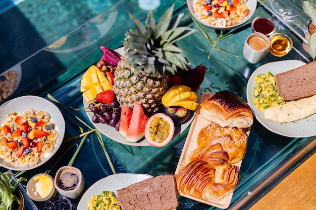 Desayuno flotante en la increíble villa del hotel en la piscina azul