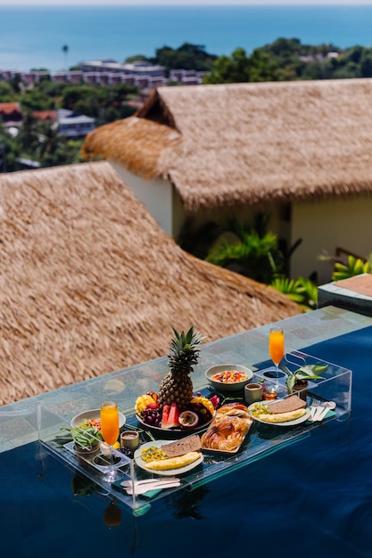 Desayuno flotante en la increíble villa del hotel en la piscina azul