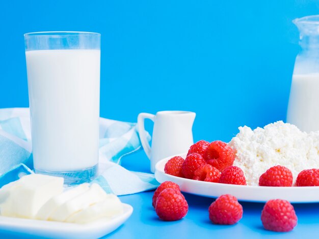 Desayuno con frambuesas y productos lácteos